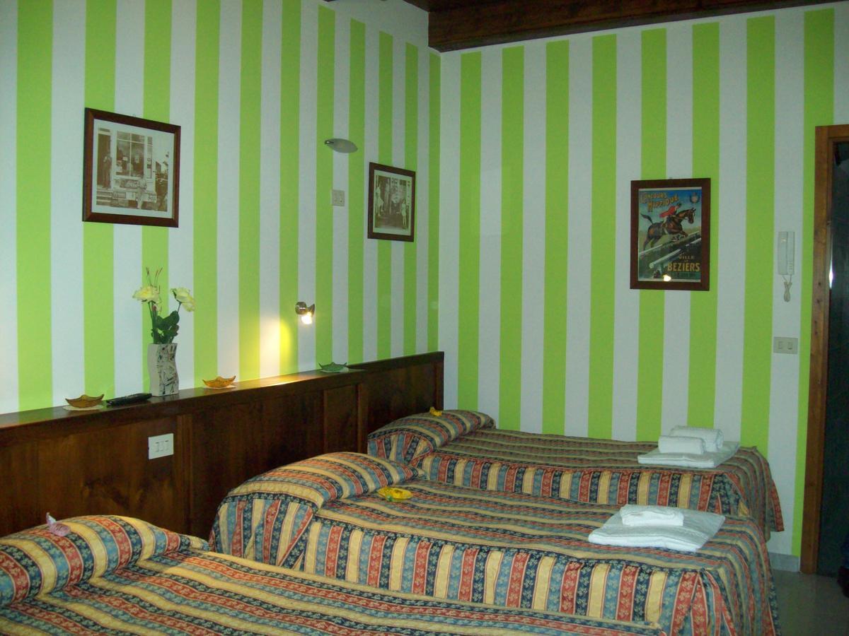 Hotel Excalibur Revello Zewnętrze zdjęcie