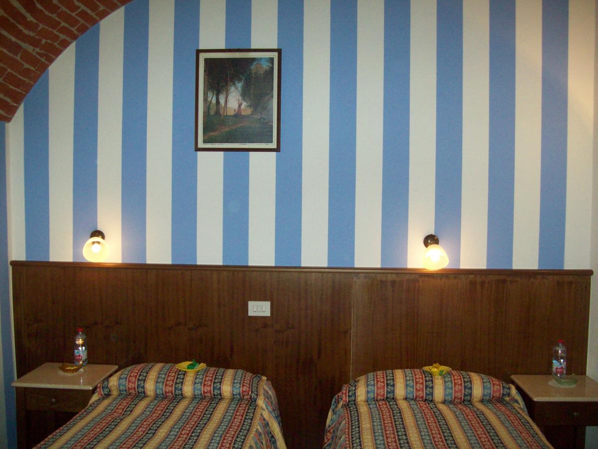 Hotel Excalibur Revello Zewnętrze zdjęcie