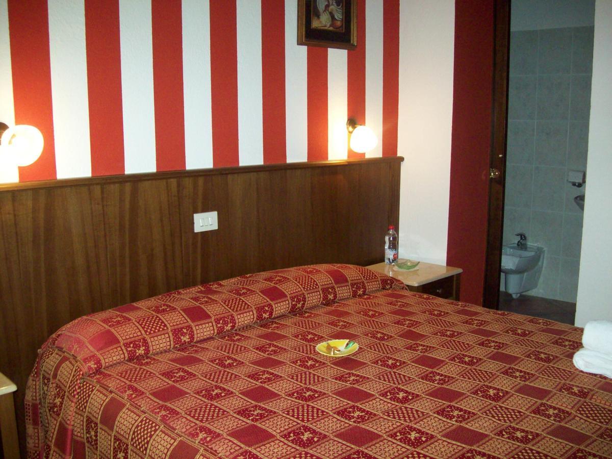Hotel Excalibur Revello Zewnętrze zdjęcie