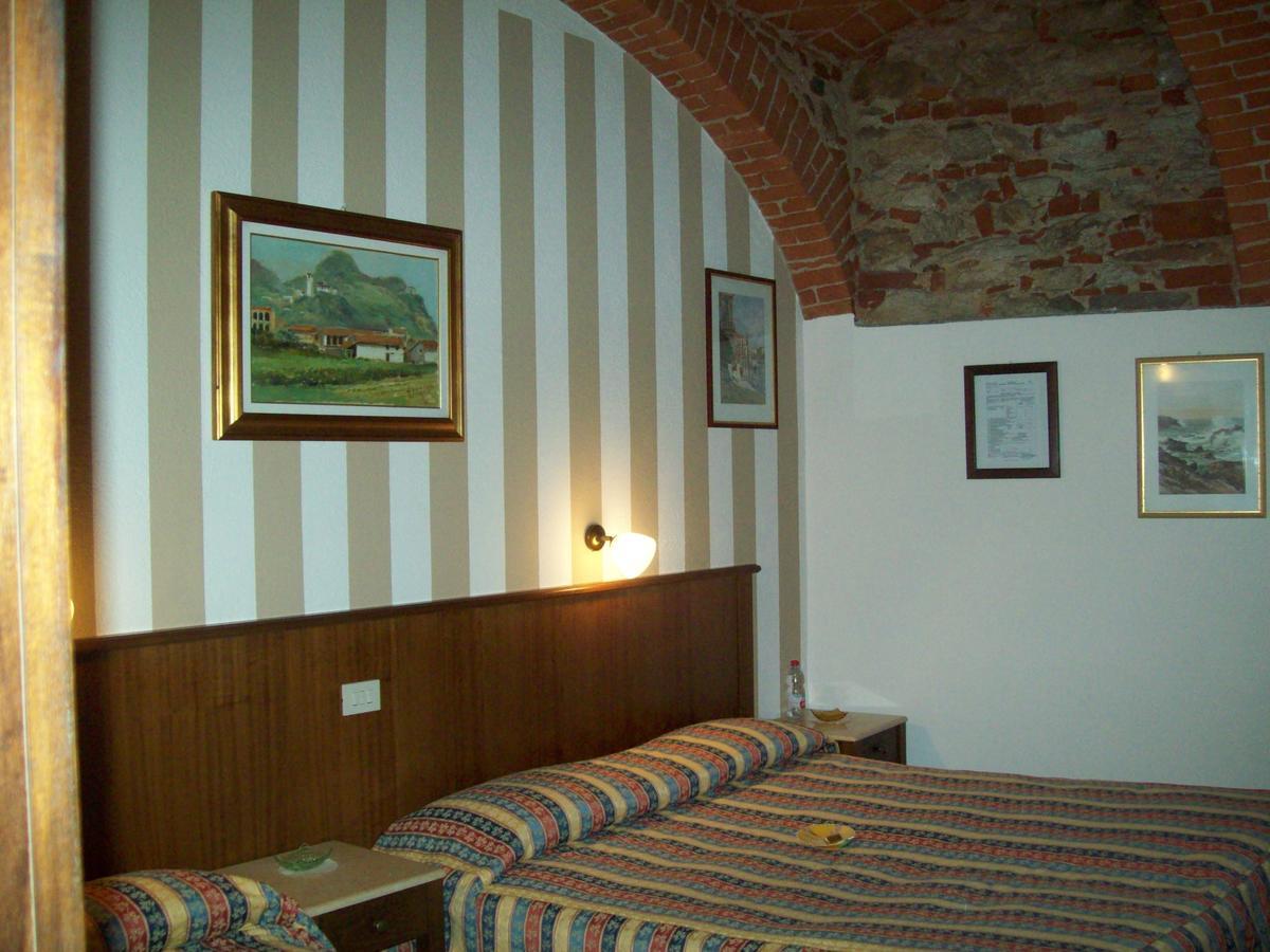 Hotel Excalibur Revello Zewnętrze zdjęcie