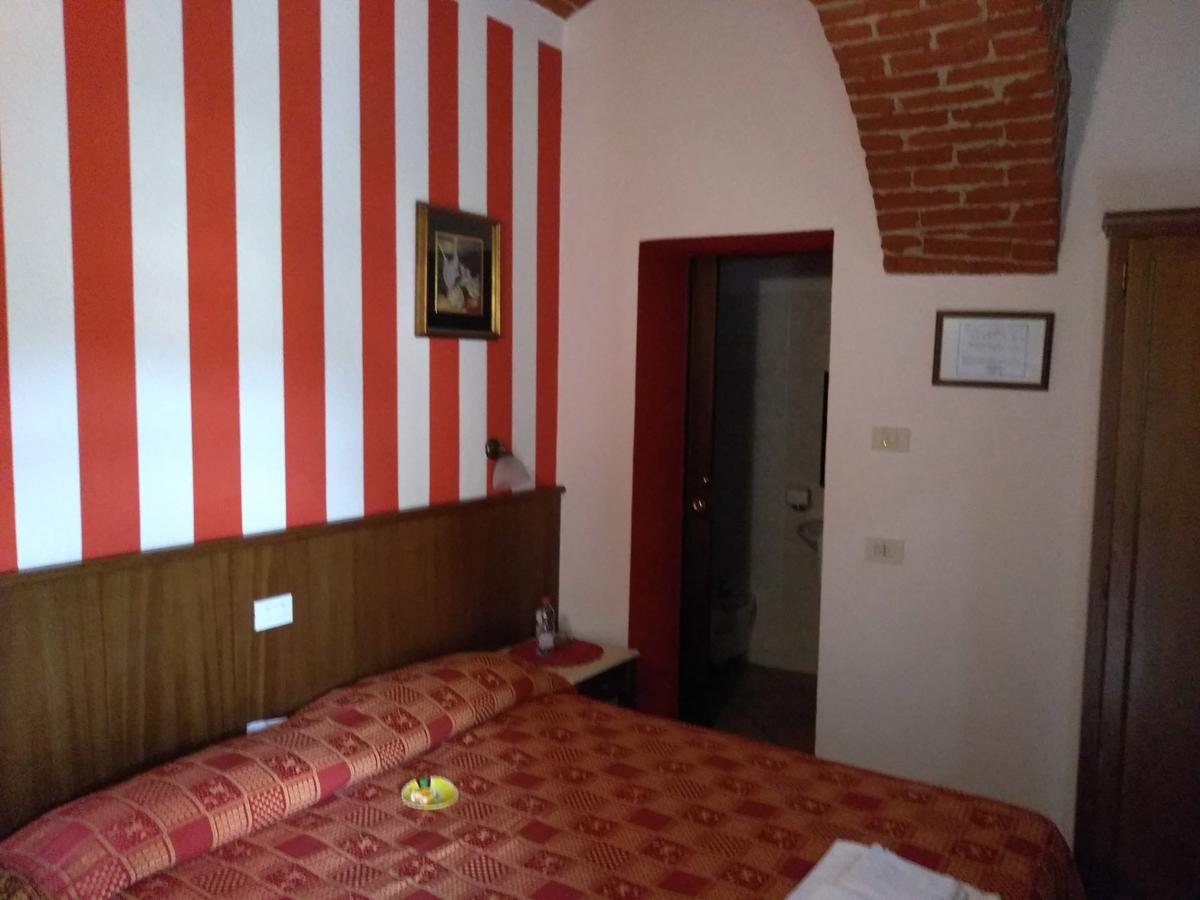 Hotel Excalibur Revello Zewnętrze zdjęcie